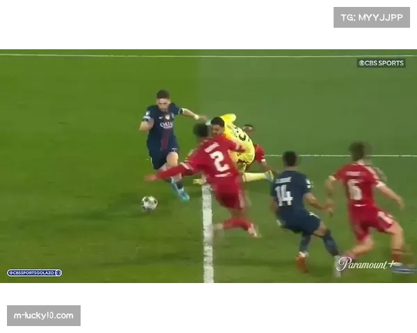 巴黎中场穿插跑动：内维斯精准斜塞助攻体现战术与个人能力结合